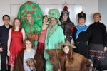 Erfolgreiche Schauspieler und Betreuer: Kyra Böhme (10a; 2. v.l.) und Hanna Doose (10d; knieend rechts) mit ihrer Theatergruppe, ihrem Chinesisch-Lehrer Zufeng Wu und Dr. Agnes Bryan (Leiterin des Sprachinstituts der Uni Wuppertal)