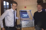 Michael Winkhaus ist begeistert von der 3D-Projektion von Tobias. Bild: Jugend forscht