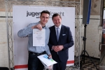 Solingens OB Tim Kurzbach gratuliert Tobias Gerbracht