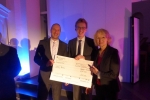 Jonas Badura (Mitte) mit der Schulleitung des CFG (Foto: Markus Paster)