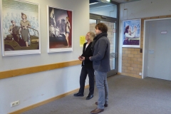 Anne Linsel und Tim Schiller betrachten die Ausstellung