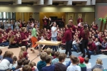 Der bottle flip steht bei Lehrern offensichtlich nicht auf dem Plan, überlegen gewannen die Schüler