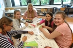 Schülerinnen der 6a mit ihren Paten an den Stationen zur Pille und zum Kondompuzzle