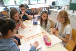 Schülerinnen der 6a mit ihren Paten an den Stationen zur Pille und zum Kondompuzzle