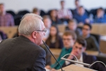 MdEP-Rainer-Wieland-im-Gespräch-mit-den-Schülern