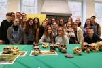 Der Leistungskurs Biologie Q2 in der Steinzeitwerkstatt