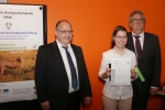 Urkundenverleihung an Katharina Tscheu durch Joachim Schöpke, MSB, und Dr. Frank Berendes, Bayer AG