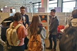 Pixberg und Neusser erläutern ihr Projekt