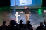 Jörg Heynkes interviewt Roboter Pepper.