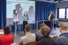 Schülerinnen des Leistungskurses Sozialwissenschaften (Q1) begrüßen MdB Jürgen Hardt.
