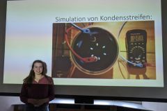 Luzie führt Experiment durch