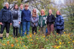 Vor-der-blühenden-Wildwiese-nahmen-Sophie-Damjan-Anastasija-Zoe-Carolin-und-Nelly-stellvertretend-am-Fototermin-teil.