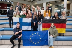 0_Finnlandaustausch-Erasmus-Gruppenbild-mit-Flaggen