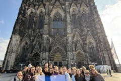 8_Vor-dem-Koelner-Dom-bei-Sonnenschein