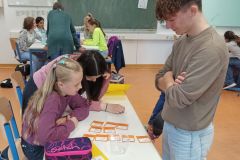 Schuelerinnen-mit-einem-ihrer-Paten-am-Kondompuzzle-Foto-C.-Schinkel