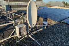 Satelliten-Funkstation-auf-dem-Dach
