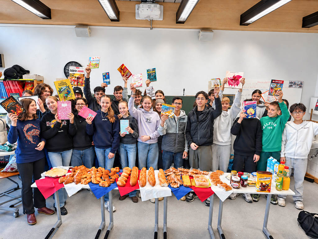 Lesefest-im-Klassenraum-mit-Buechern-und-Gebaeck-1