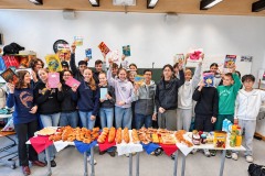Lesefest-im-Klassenraum-mit-Buechern-und-Gebaeck-1
